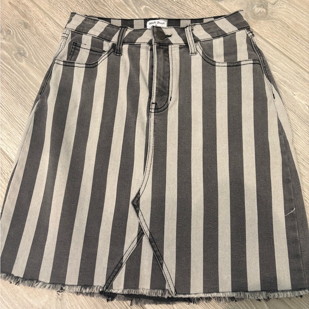 Black and White Mini Pencil Skirt with Slit